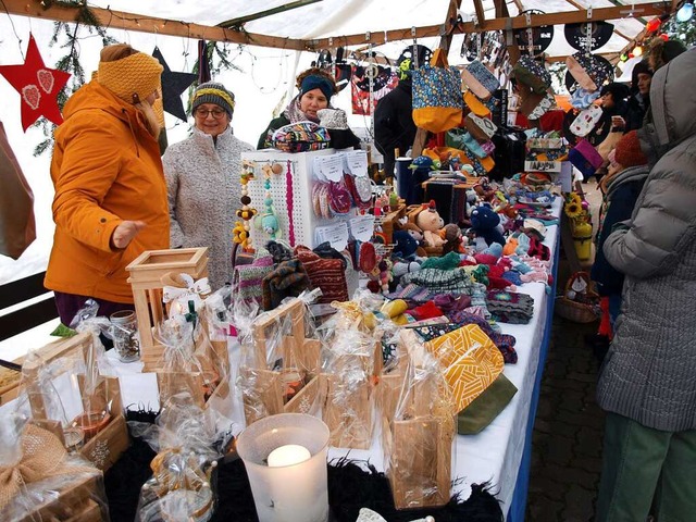 Auf dem Brombacher Weihnachtsmarkt gab es viele Handarbeiten als Geschenkideen  | Foto: Paul Schleer