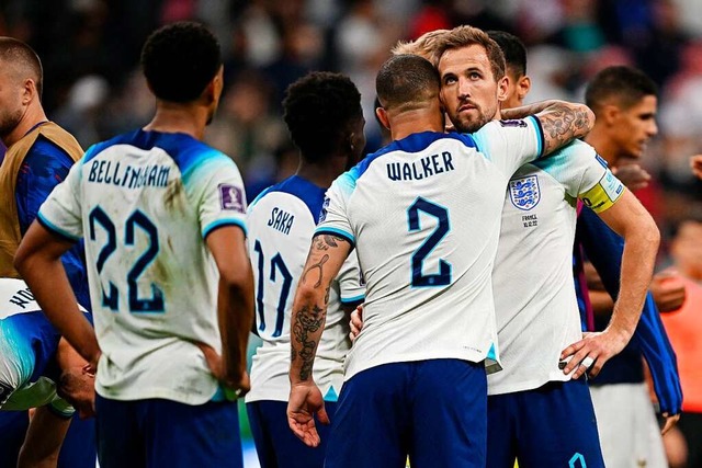 Englands Verteidiger Kyle Walker versu...lfmeterschtzen Harry Kane zu trsten.  | Foto: PAUL ELLIS (AFP)