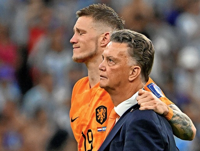 Wout Weghorst mit Trainer Louis van Gaal nach dem Viertelfinale  | Foto: ALBERTO PIZZOLI (AFP)