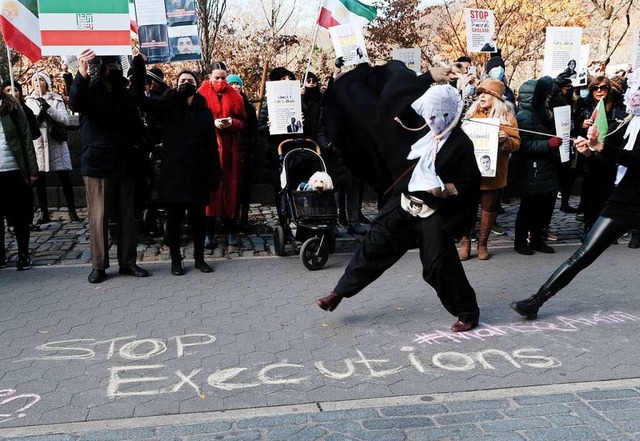 &#8222;Stoppt Hinrichtungen&#8220; fordern die Demosntranten.  | Foto: SPENCER PLATT (AFP)