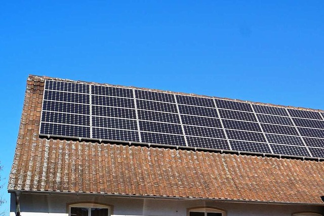 Die Photovoltaikanlage auf der Gemeind...inem Batteriespeicher versehen werden.  | Foto: Silke Hartenstein