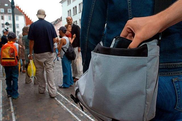 Zeugen erwischen Taschendieb in Freiburg auf frischer Tat