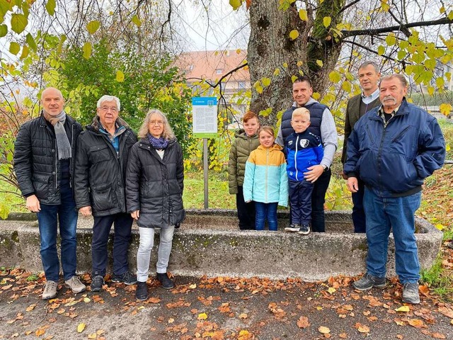 ber die Tafel fr die Kriegslinde fre...eher Norbert Schwarz und Otto Albrecht  | Foto: Annika Kling