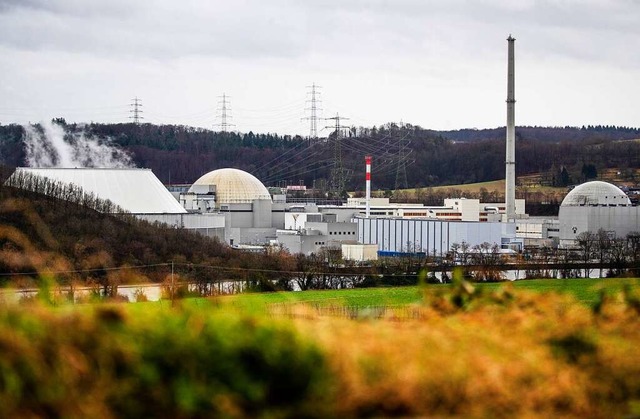 Das Atomkraftwerk Neckarwestheim II bei Heilbronn soll lnger am Netz bleiben.  | Foto: Christoph Schmidt (dpa)