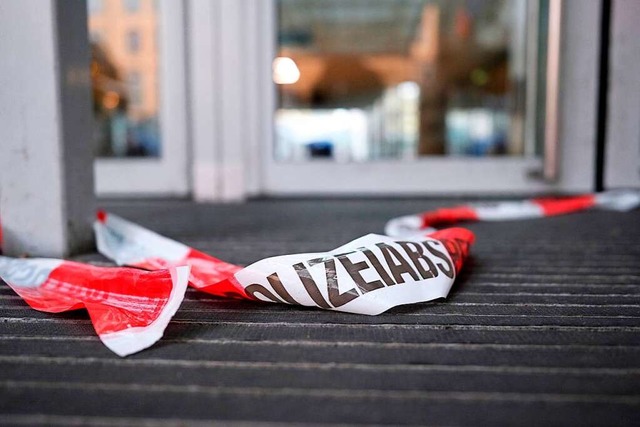 Absperrband der Polizei liegt vor dem ...Polizei dort eine Geiselnahme beendet.  | Foto: Sebastian Willnow (dpa)