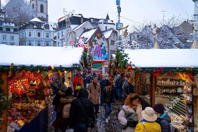 Der Basler Weihnachtsmarkt lockt die Besucher in Scharen an.  | Foto: Stadt Basel