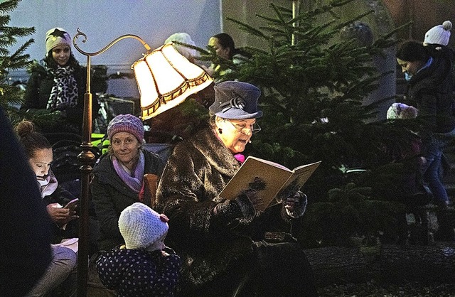 Kleine weihnachtliche Geschichten zu h... vor der Emmendinger Stadtbibliothek.   | Foto: CHRISTINA DAGES
