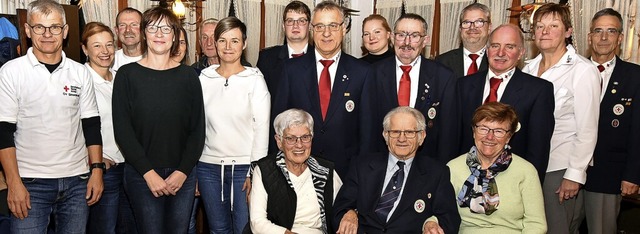 Die Vorsitzende Helma Wehrle (zweite v...ine groe Schar treuer DRK-Mitglieder.  | Foto: Horst Dauenhauer