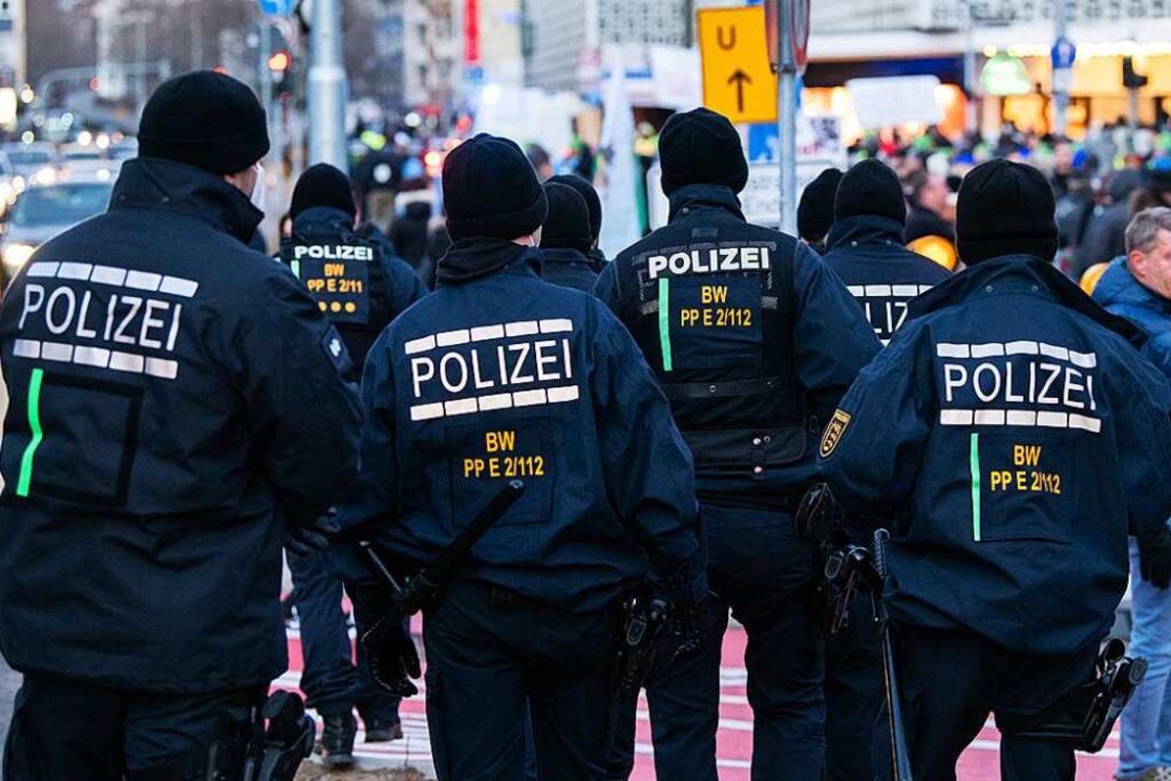 Polizeibeamte in Baden-Württemberg beo...ration. (Archivbild vom 5. März 2022).  | Foto: Silas Stein (dpa)