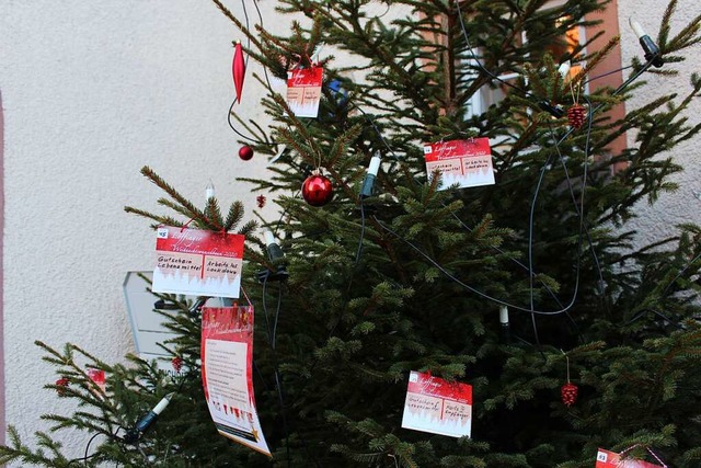 Der Weihnachtswunschbaum steht vor dem DRK-Haus in Lffingen.  | Foto: Christa Maier