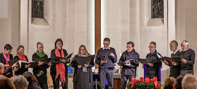 Zehn Sngerinnen und Snger boten in d...irche ein klangvolles Adventskonzert.   | Foto: Paul Eischet