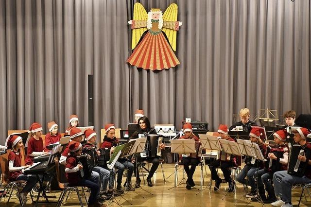Musikalische Weihnachtsfeier beim Akkordeonorchester