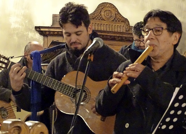 Zwei Musiker der lateinamerikanischen Musikgruppe Maiz  | Foto:  Susanne Schleinzer-Bilal