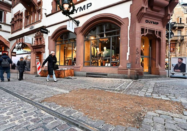 Am Montag zeugte nur noch ein verflltes Loch von dem Rohrbruch.  | Foto: Thomas Kunz