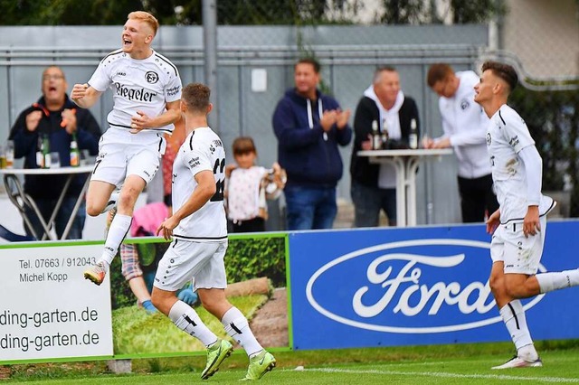 Niklas Bub (links) und der FC Teningen haben momentan viel zu feiern.  | Foto: Achim Keller