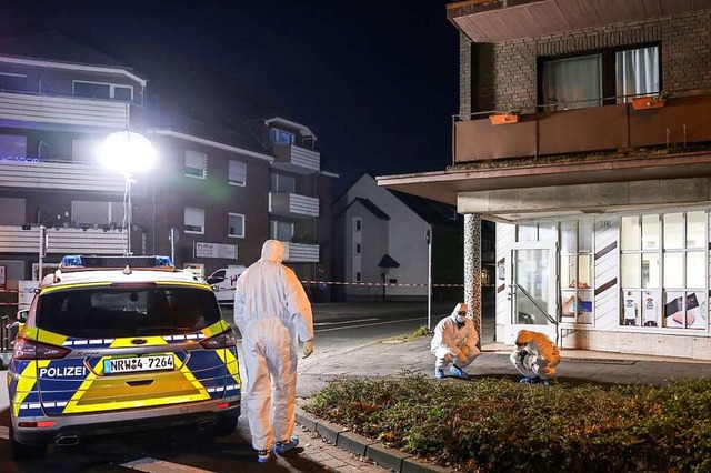Die Polizei sichert Spuren am Tatort in Dinslaken.  | Foto: Erwin Pottgiesser (dpa)
