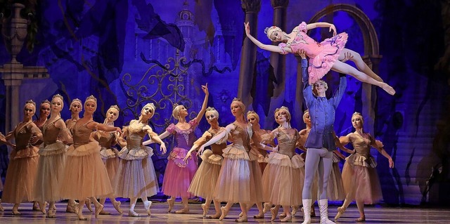 Bezaubernd: Das Ukrainian Classical Ballet tanzte im Burghof.  | Foto: Agenda Productions
