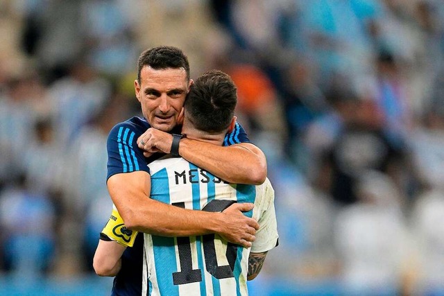 Zwei Mal Lionel: Argentiniens Trainer Lionel Scaloni und Starkicker Lionel Messi  | Foto: JUAN MABROMATA (AFP)