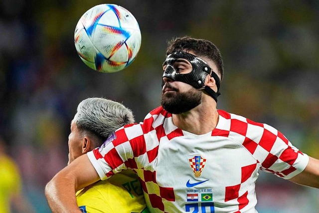 Josko Gvardiol wirkt mit seiner Maske ... der WM gehrt er zu den jungen Stars.  | Foto: Martin Meissner (dpa)