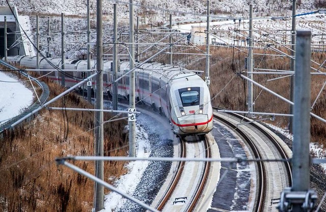 Ein ICE-Schnellzug auf der Bahn-Neubaustrecke Wendlingen-Ulm  | Foto: Christoph Schmidt (dpa)