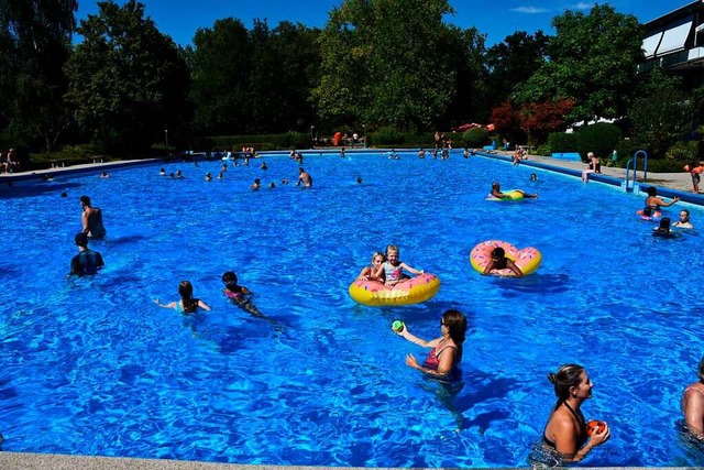 Wer darf umsonst ins Freibad? Nur die ...erwehr oder auch die von DRK und DLRG?  | Foto: Heinz und Monika Vollmar