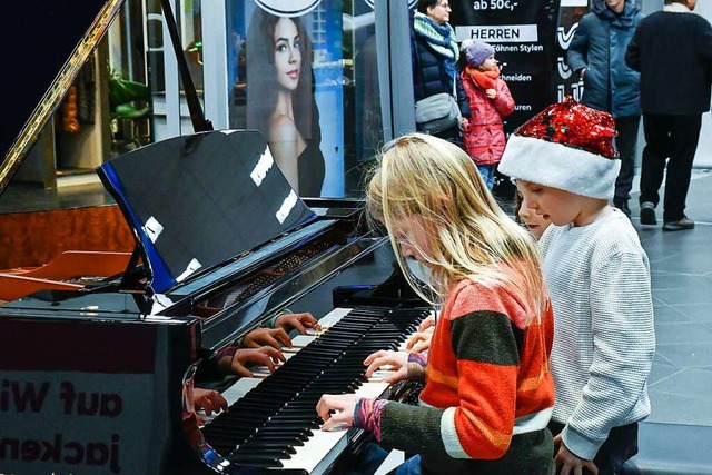 Ein Klavier, sechs Hnde, viele Spendeneinnahmen  | Foto: Endrik Baublies