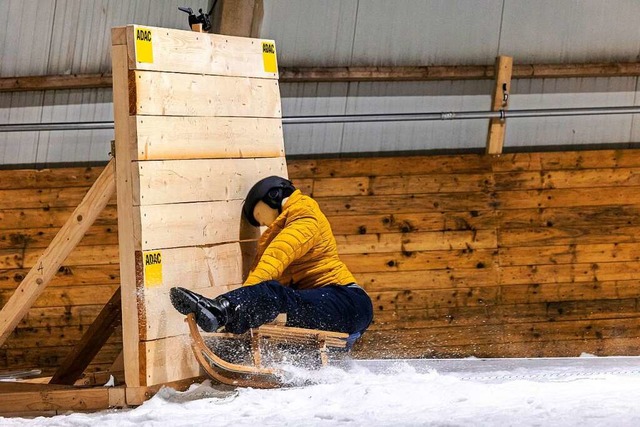 Gefhrlicher Einschlag: Bei dem Crasht...auf dem Schlitten in die Holzbarriere.  | Foto: Sascha Kreklau (dpa)