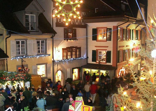 Laufenburg hat sich festlich geschmck...berschreitenden Altstadtweihnacht ein.  | Foto: Charlotte Frse
