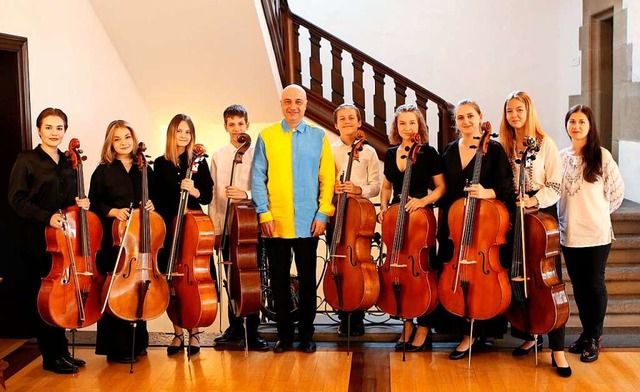 Celloprofessor Denis Severin mit den j...fizkonzert fr die Ukraine-Hilfe gibt.  | Foto: Severin/zVg