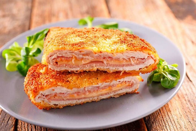 Sieht von auen aus wie ein Schnitzel,...mit Schinken und Kse: das Cordon bleu  | Foto: M.studio (stock.adobe.com) 