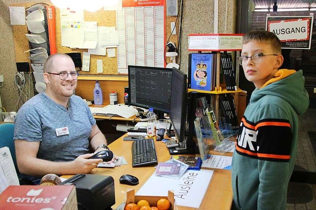 Zu den regelmigen Nutzern gehrt der...mit  Bibliotheksleiter Daniel Bartel.   | Foto:  Yvonne Wrth