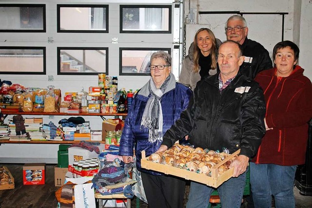 Anita Rinklef (links) berreicht mit i...links), die Leiterin der Lahrer Tafel.  | Foto: Hans Spengler