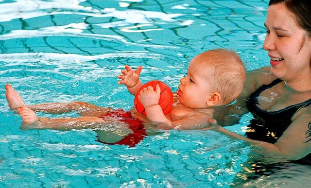 Die Waldkircher Volkshochschule erweit... 2023 um Baby- und Kinderschwimmkurse.  | Foto: Z1022 Patrick Pleul