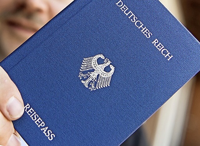 Ein falscher Pass der Reichsbger  | Foto: Patrick Seeger (dpa)