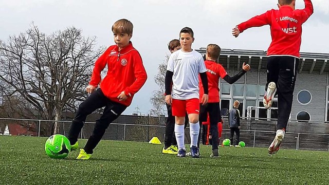 Jugendfuballer auf dem Kunstrasenplatz des FC Lffingen.  | Foto: Johannes Bachmann