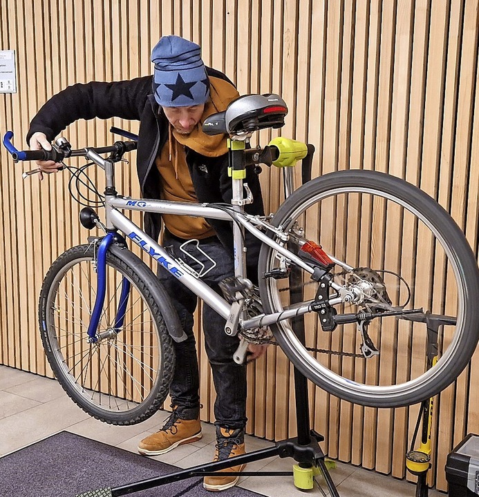 Dirk Eberlein bei der Arbeit: Im Ursul...n alte Fahrräder wieder flott gemacht.  | Foto: Bürgergemeinschaft Oberried