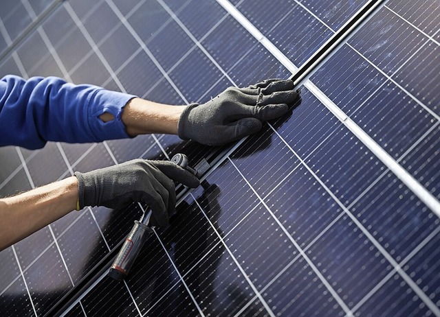 Mehr Solarmodule auf den Dchern von G...fe einer neuen Gesellschaft erreichen.  | Foto: Marijan Murat (dpa)