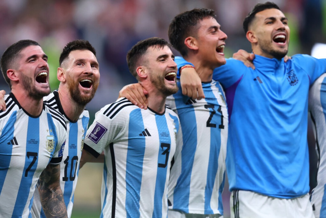 Argentiniens Lionel Messi jubelt mit Mitspielern nach dem Abpfiff.  | Foto: Tom Weller (dpa)
