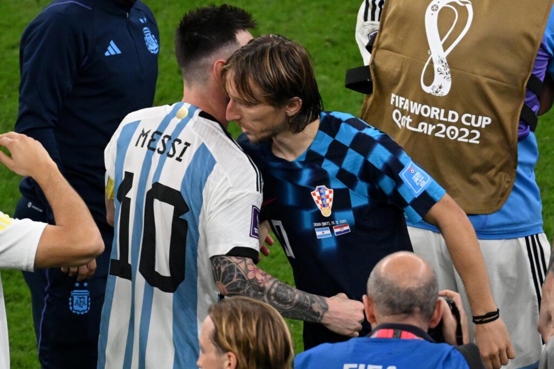 Kroatiens Luka Modric und Argentiniens Lionel Messi nach dem Spiel  | Foto: Robert Michael (dpa)
