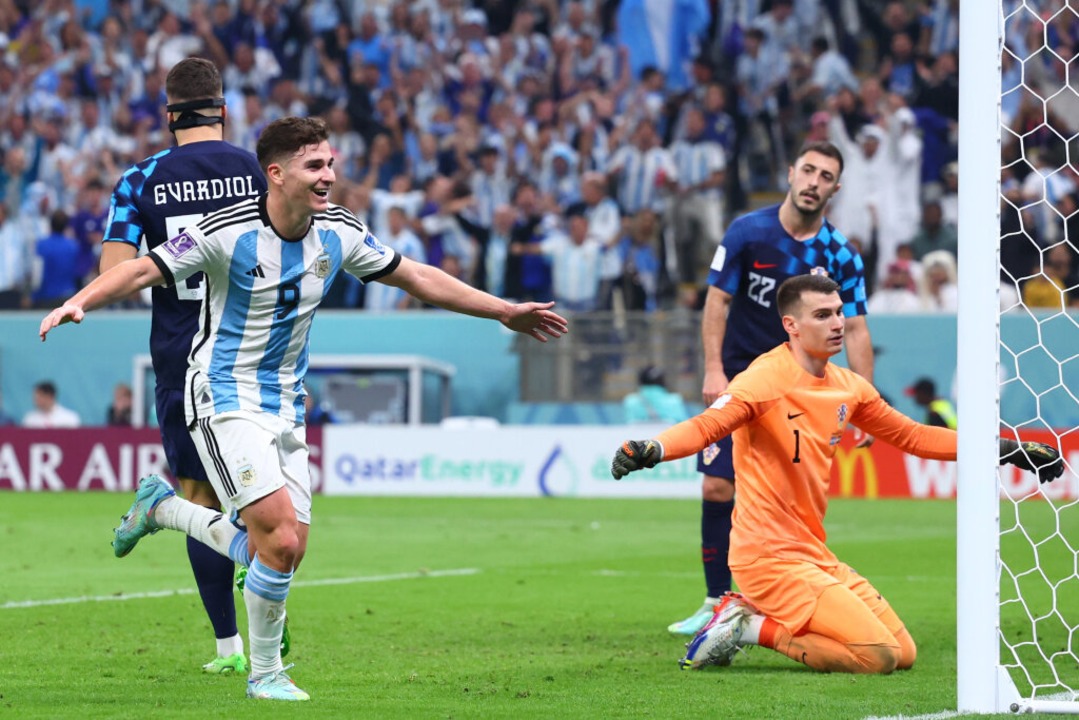 Argentiniens Julian Alvarez jubelt nach seinem Treffer zum 0-3.  | Foto: Tom Weller (dpa)