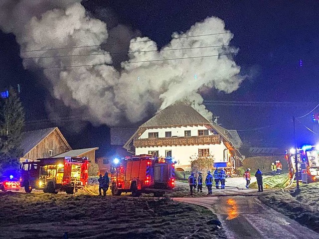Rauchsule ber dem Dach des Bauernhauses in Bermersbach.  | Foto: Einsatz-Report24