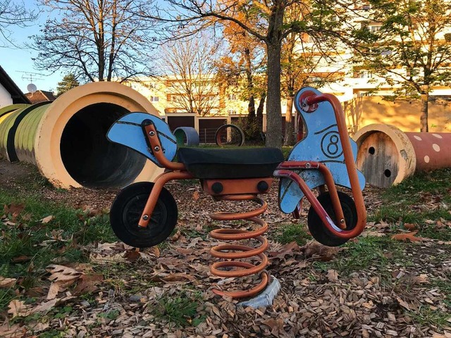 Nicht gerade der neuste Schrei: Bunt b...um Wippen. Ein Spielplatz in Neuenburg  | Foto: Susanne Ehmann