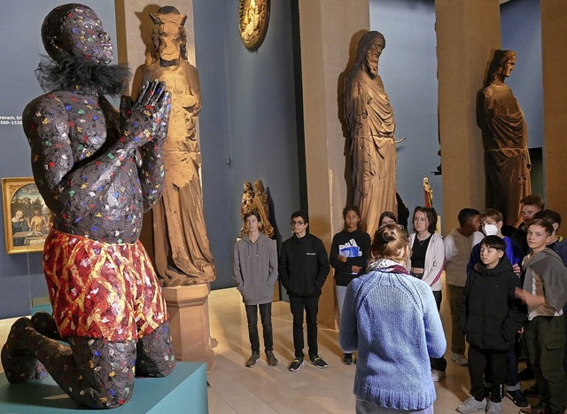 Die Skulptur &#8222;Nickender Mann&#82...ngt die  Jugendlichen zum Nachdenken.   | Foto: Sonja Zellmann