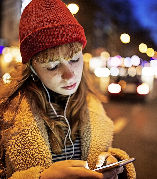 Der Blick aufs Handy kann zu Stress f...ren in sozialen Netzwerken vergleicht.  | Foto: JAN TEPASS (Adobe Stock)
