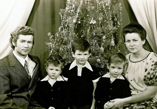 Ein altes Familienfoto zeigt die Famil...it Lametta geschmckten Weihnachtsbaum  | Foto: Privat
