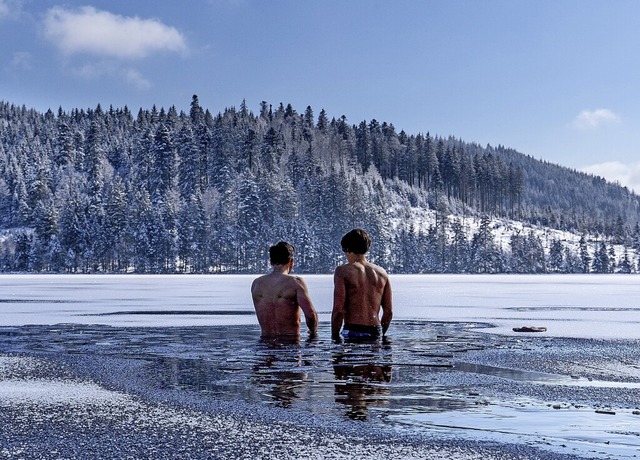 Manche Fans des Eisbadens gehen tglich ins kalte Nass.  | Foto: Merlin Blumenschein