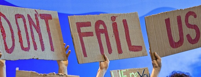 &#8222;Lasst uns nicht im Stich!&#8220...bei der Weltklimakonferenz in gypten.  | Foto: Christophe Gateau (dpa)