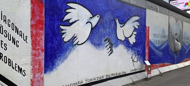 Ein Reststck der Berliner Mauer in der sogenannten East Side Gallery in Berlin  | Foto: Privat