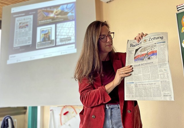 Sophia Hesser erlutert den Schlerinn...Leinwand,  ist die eZeitung zu sehen.   | Foto: Helen Linder