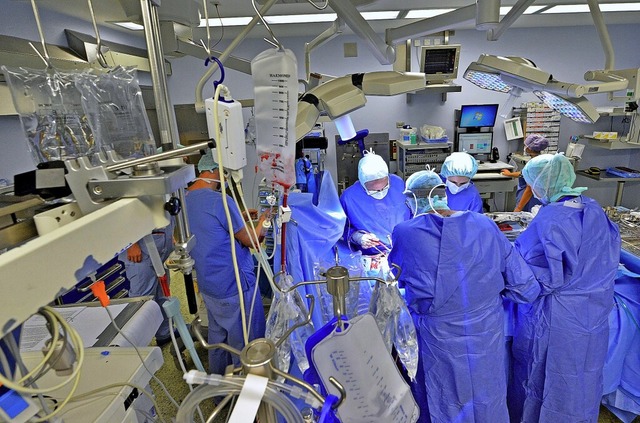 Blick in einen Operationssaal, hier in der Freiburger Uniklinik   | Foto: Michael Bamberger